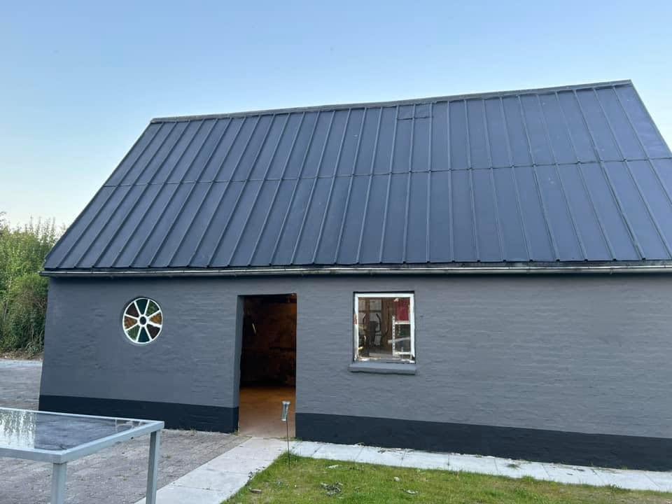 Nymalet facade med mørkt tag